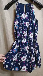 Mono azul con flores