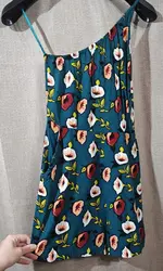 Mono azul con flores