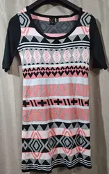 Vestido con figuras geométricas rosa